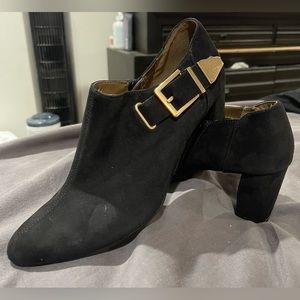 Aerosoles Heelrest Women’s Booties Size 10.5 Black Golden Buckle NWOT Slip On